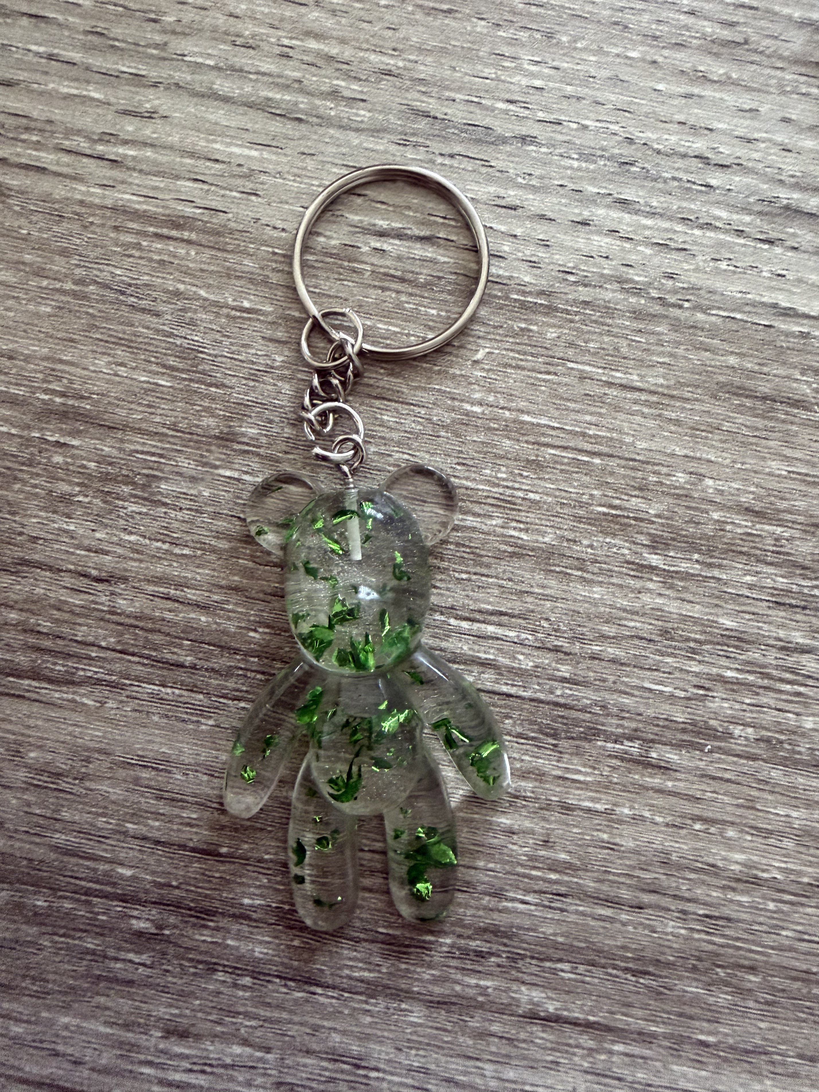 Porte clé ourson debout feuille verte