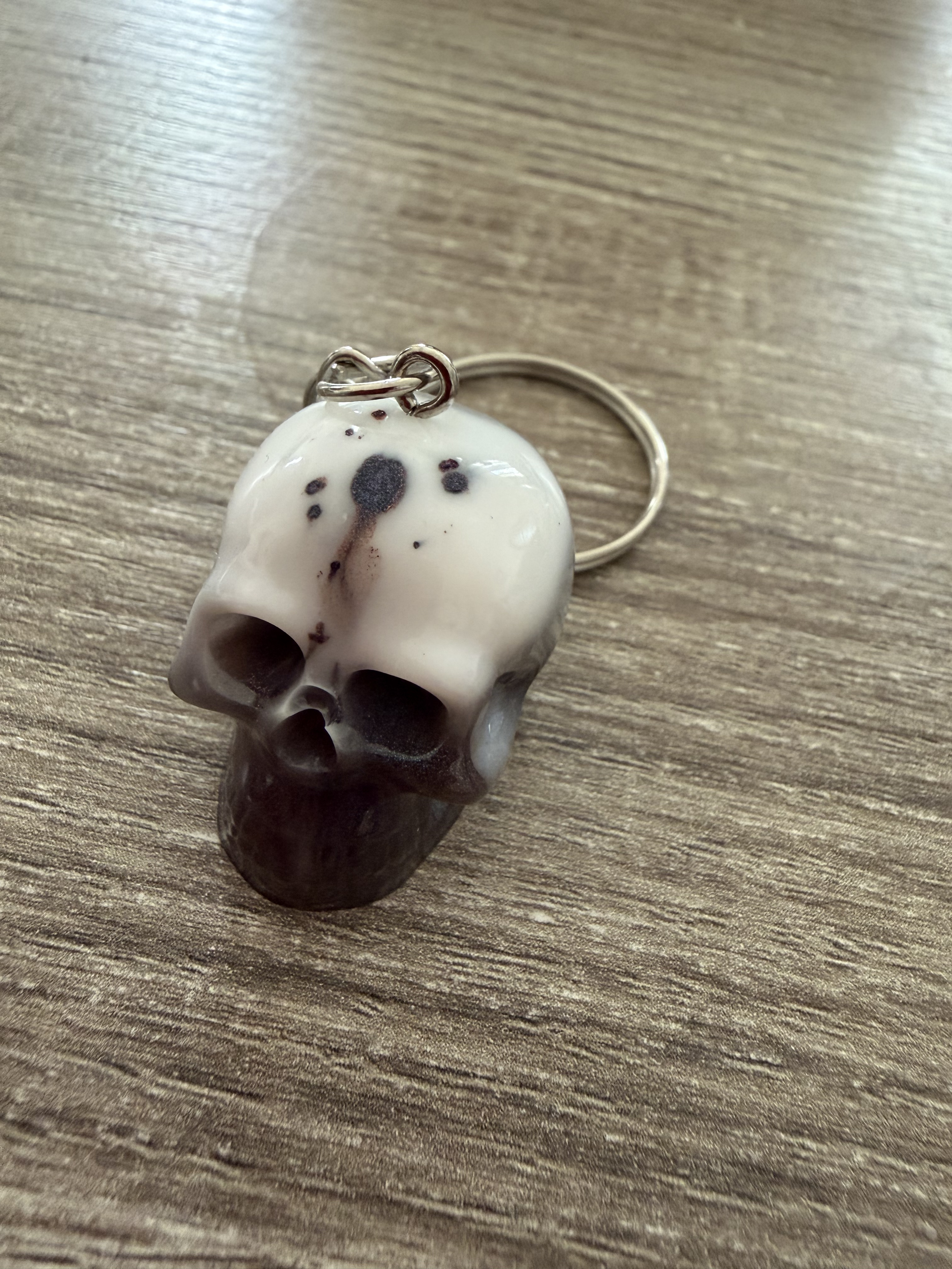 Porte clé tête de mort blanc raisin 01