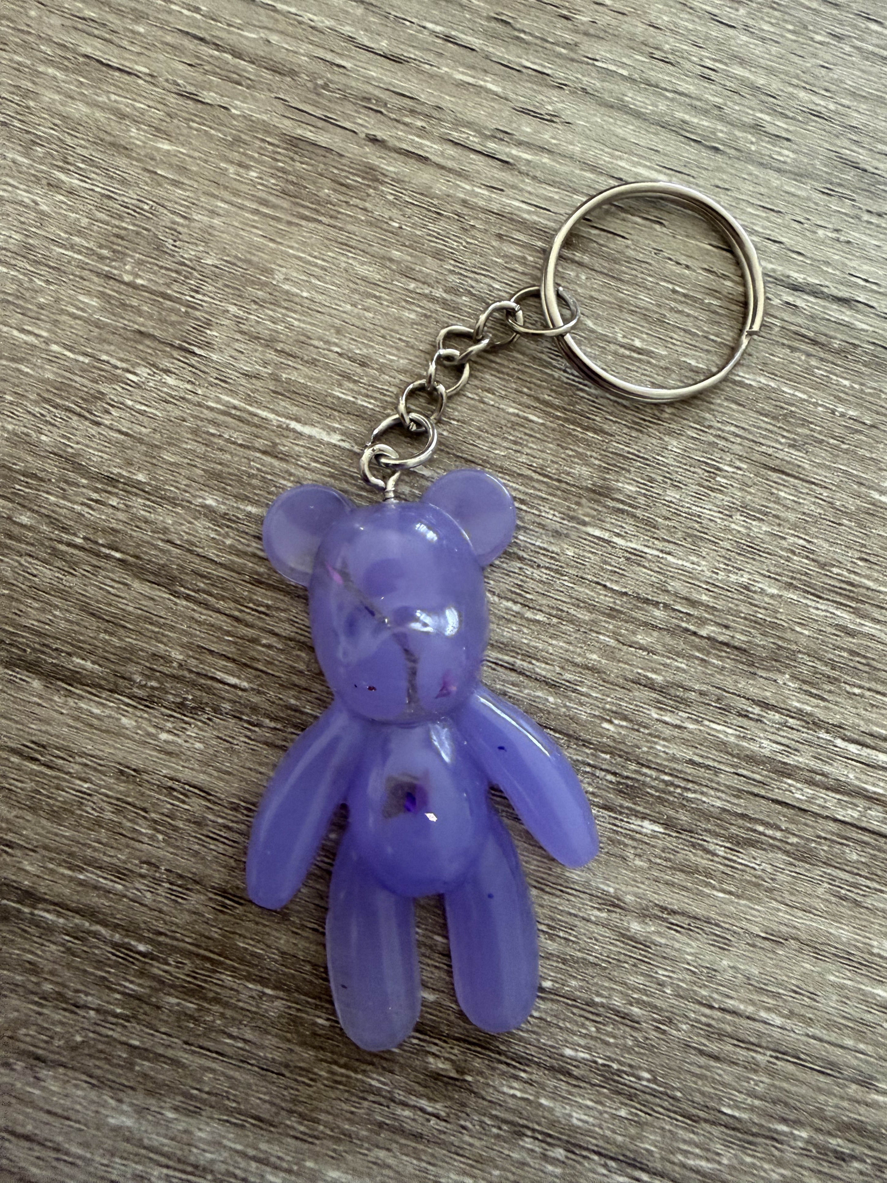 Porte clé ourson debout violet