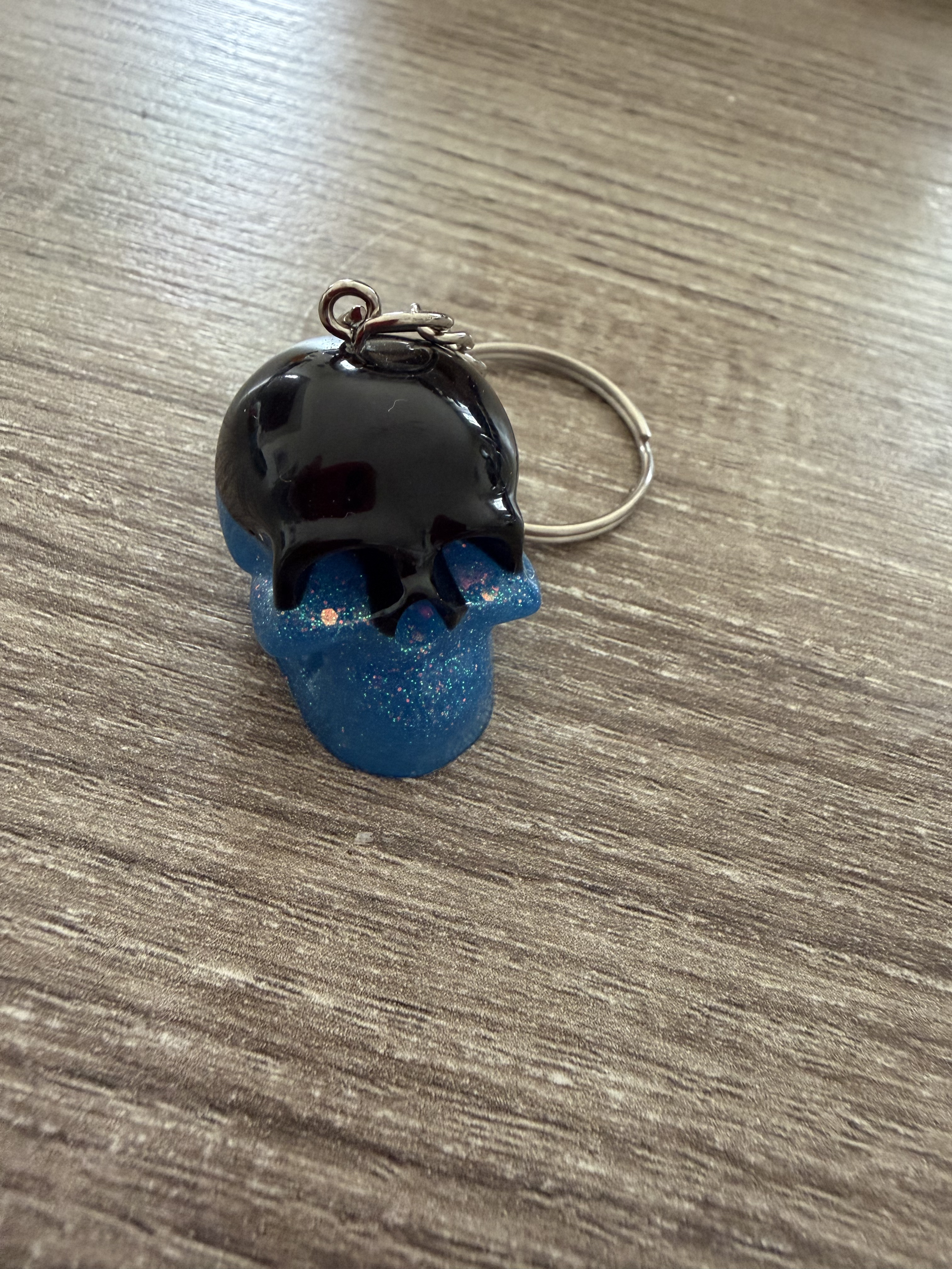 Porte clé tête de mort noir et bleu