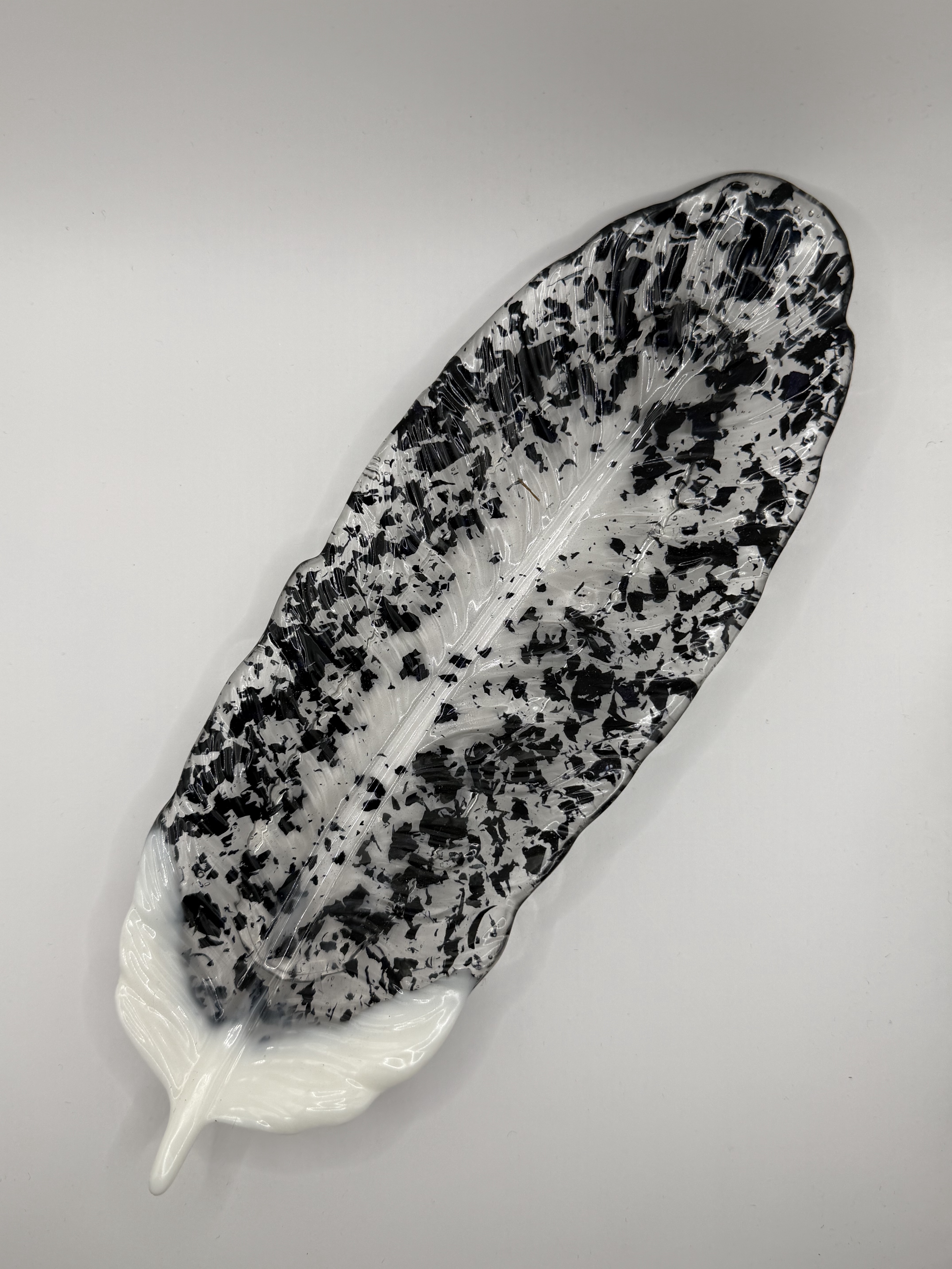 Plume - blanc feuille noire