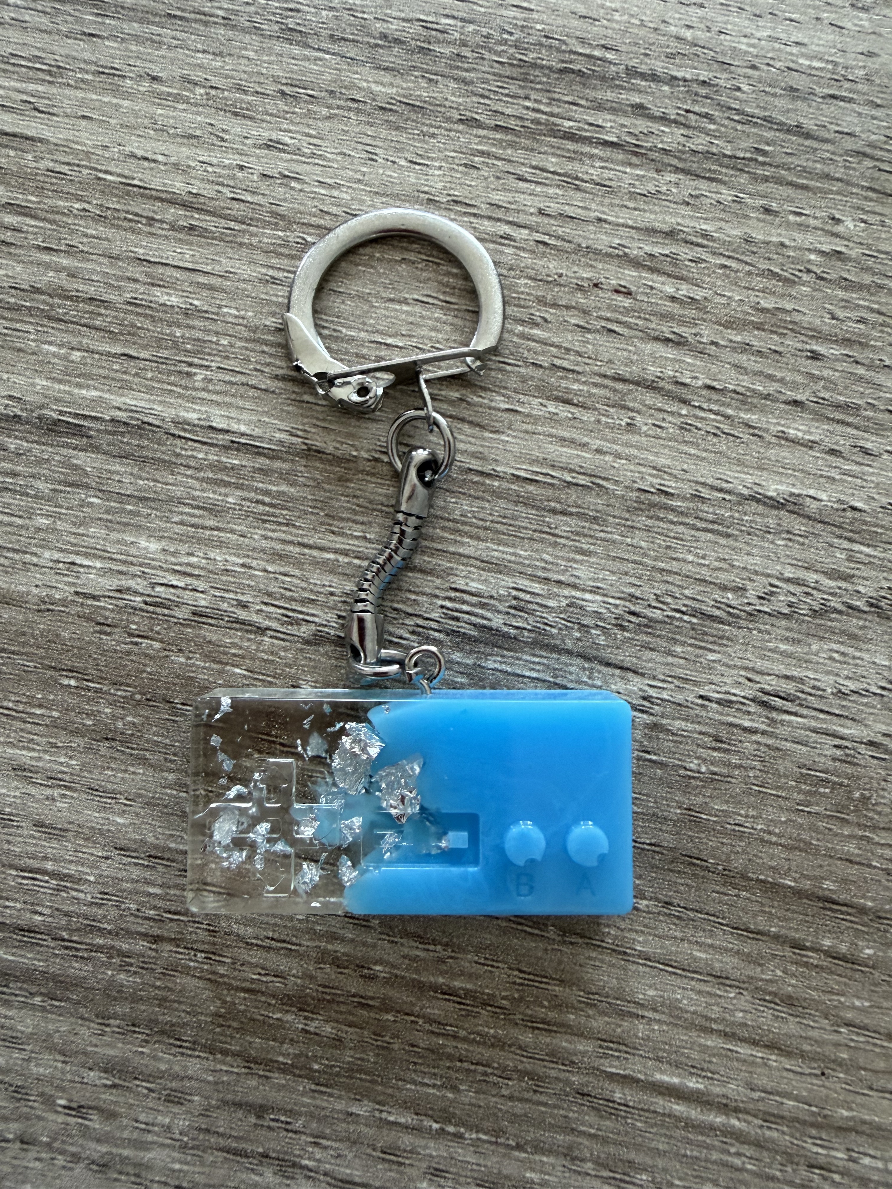 Porte clé manette 4 bleu feuille argent