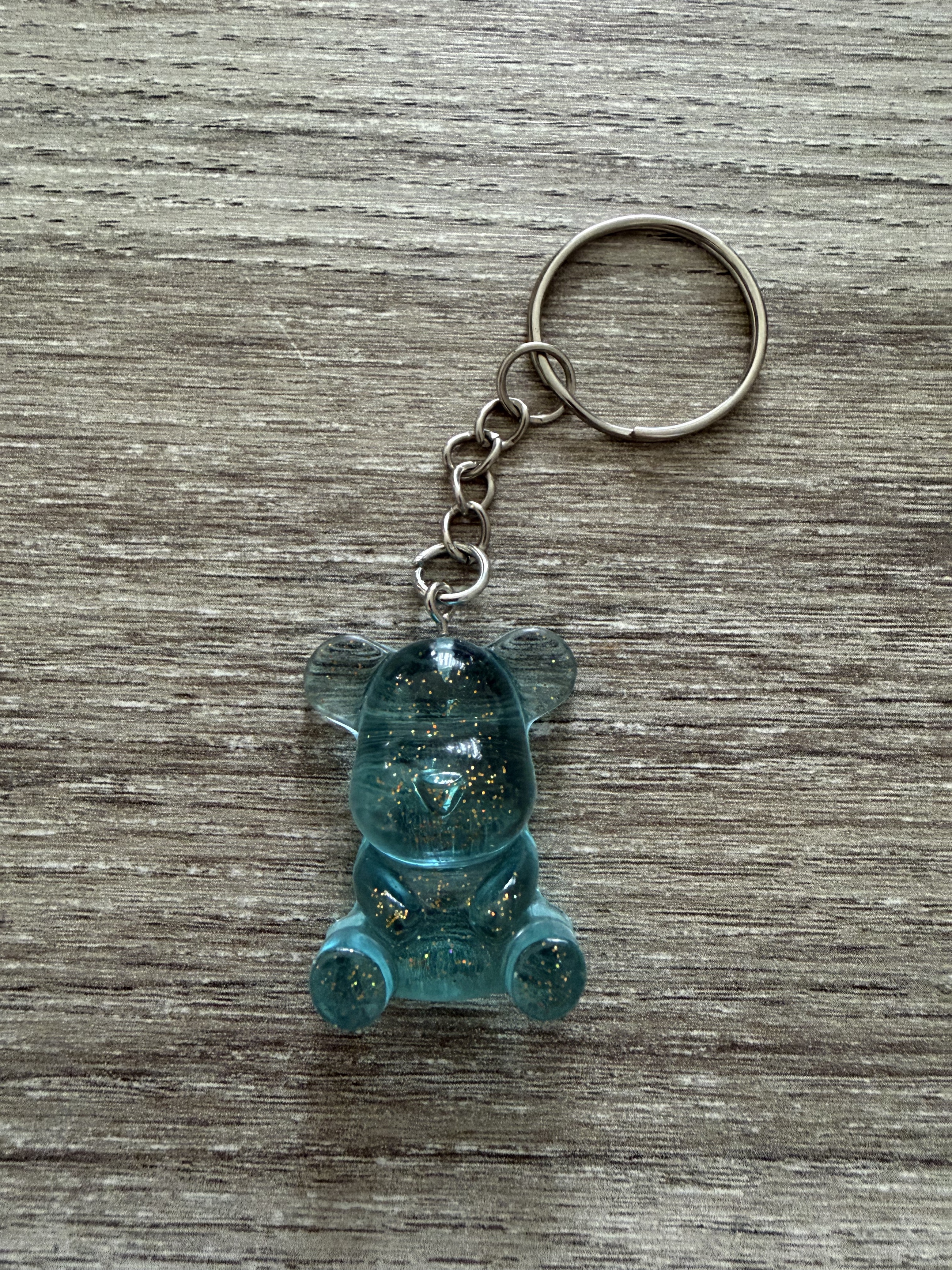 Porte clé ourson 35mm bleu translucide paillette