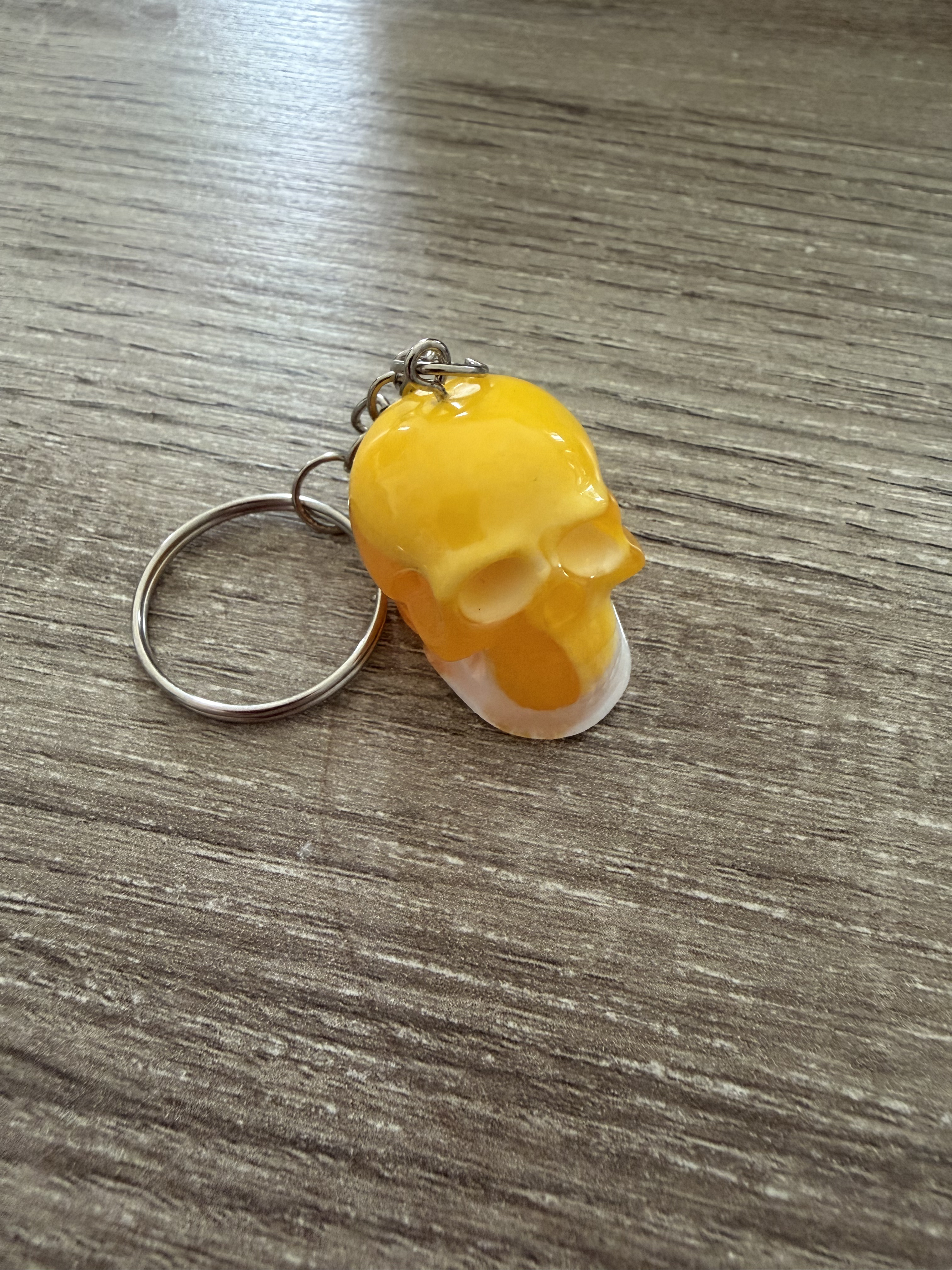 Porte clé tête de mort jaune blanc