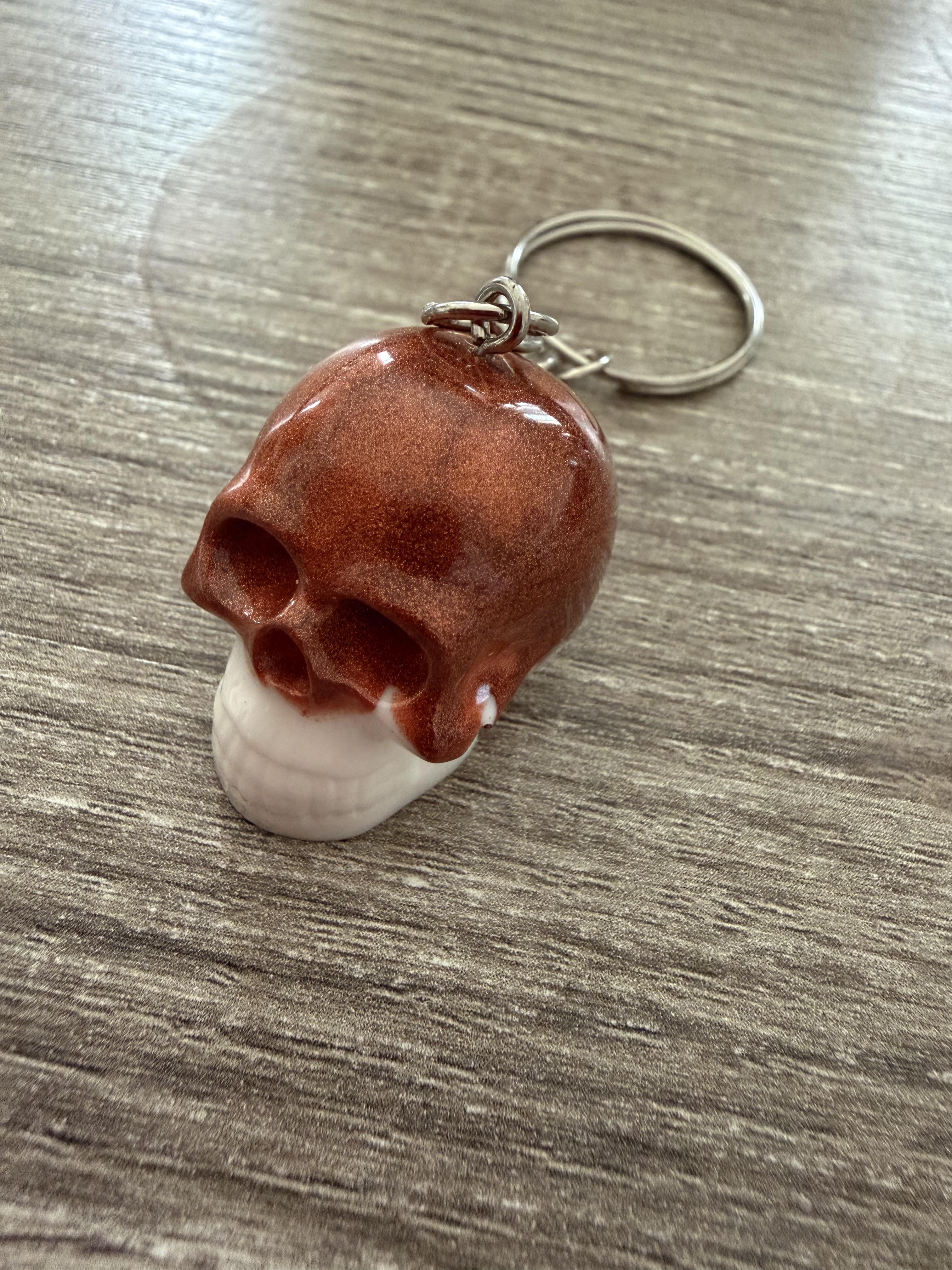 Porte clé tête de mort champagne et blanc