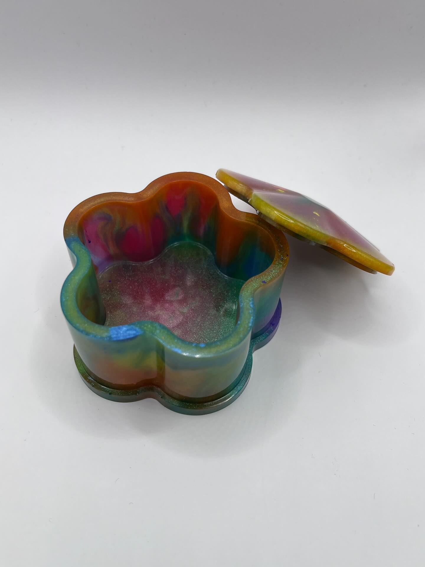 Boîte décorative fleur en résine multicolore – Effet nacré et pailleté