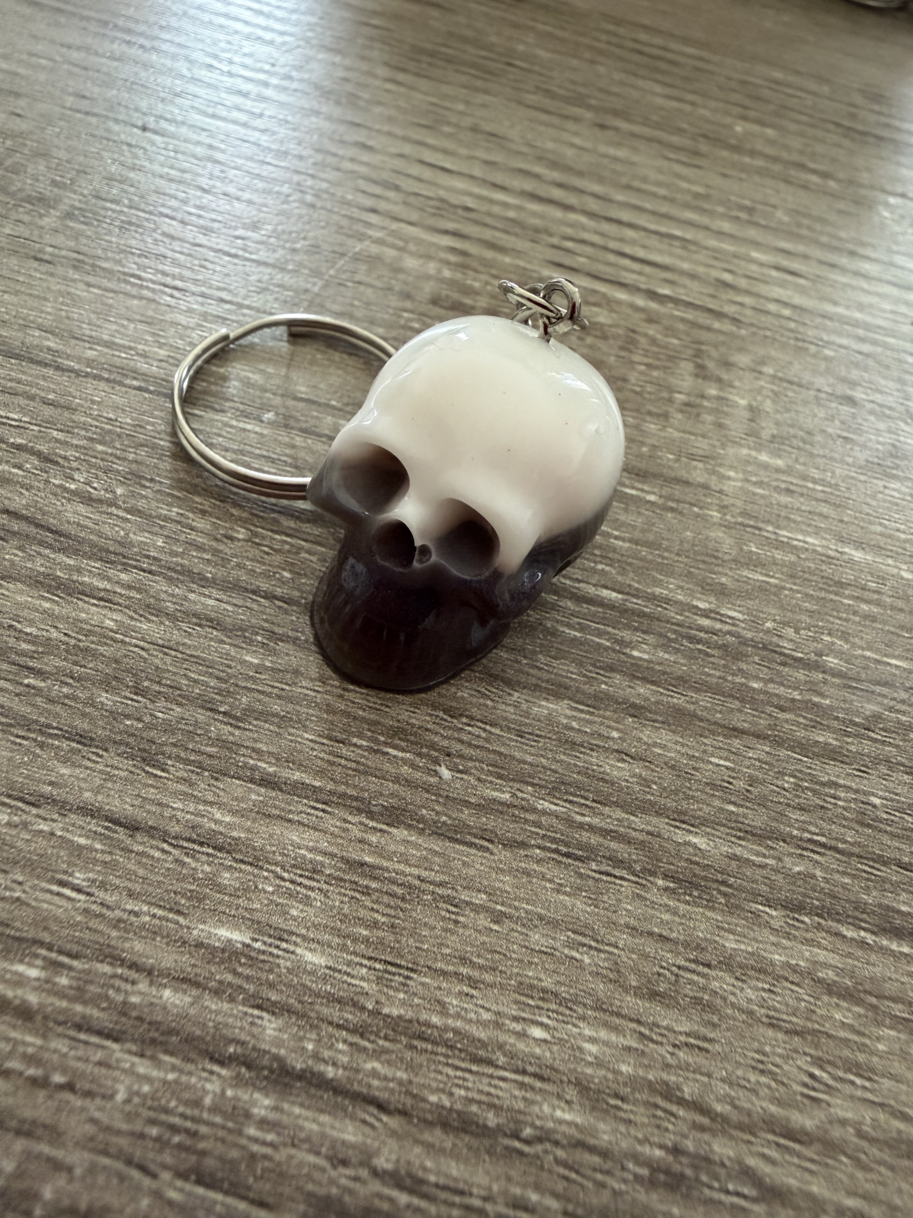 Porte clé tête de mort blanc raison 02