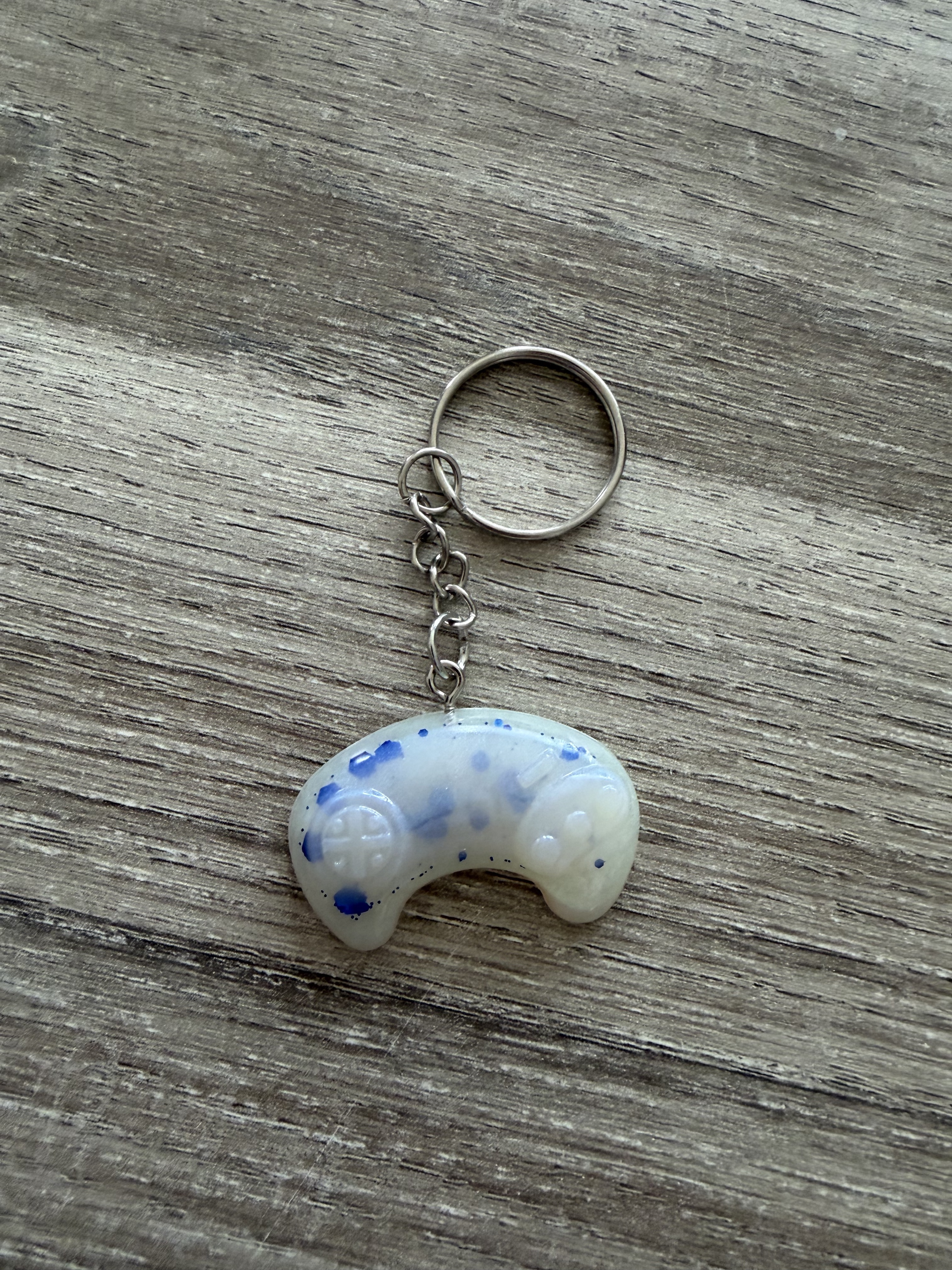 Porte clé manette blanche feuille bleue