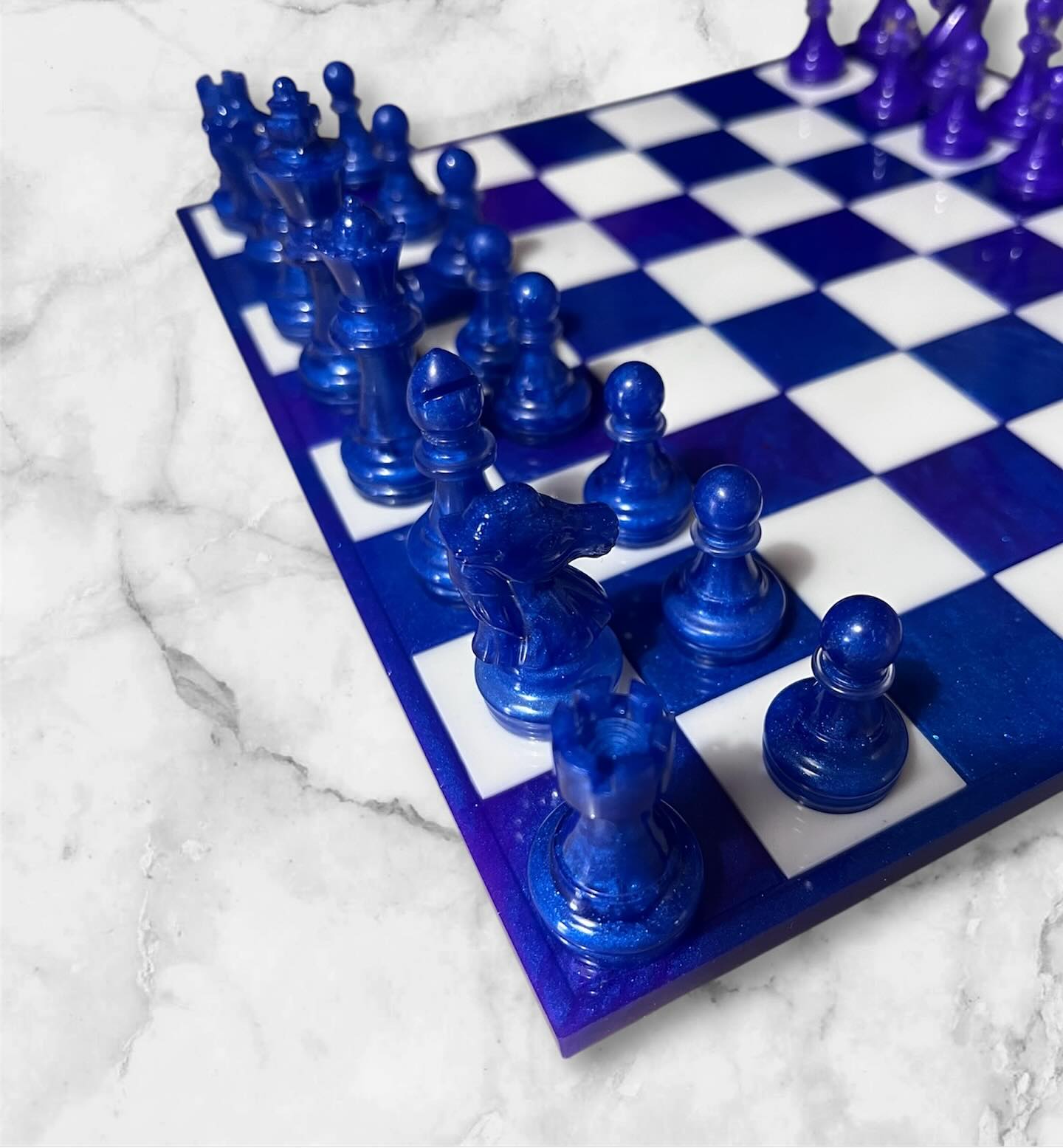 Jeu d’échecs en résine bleu nacré – Plateau et pièces assortis