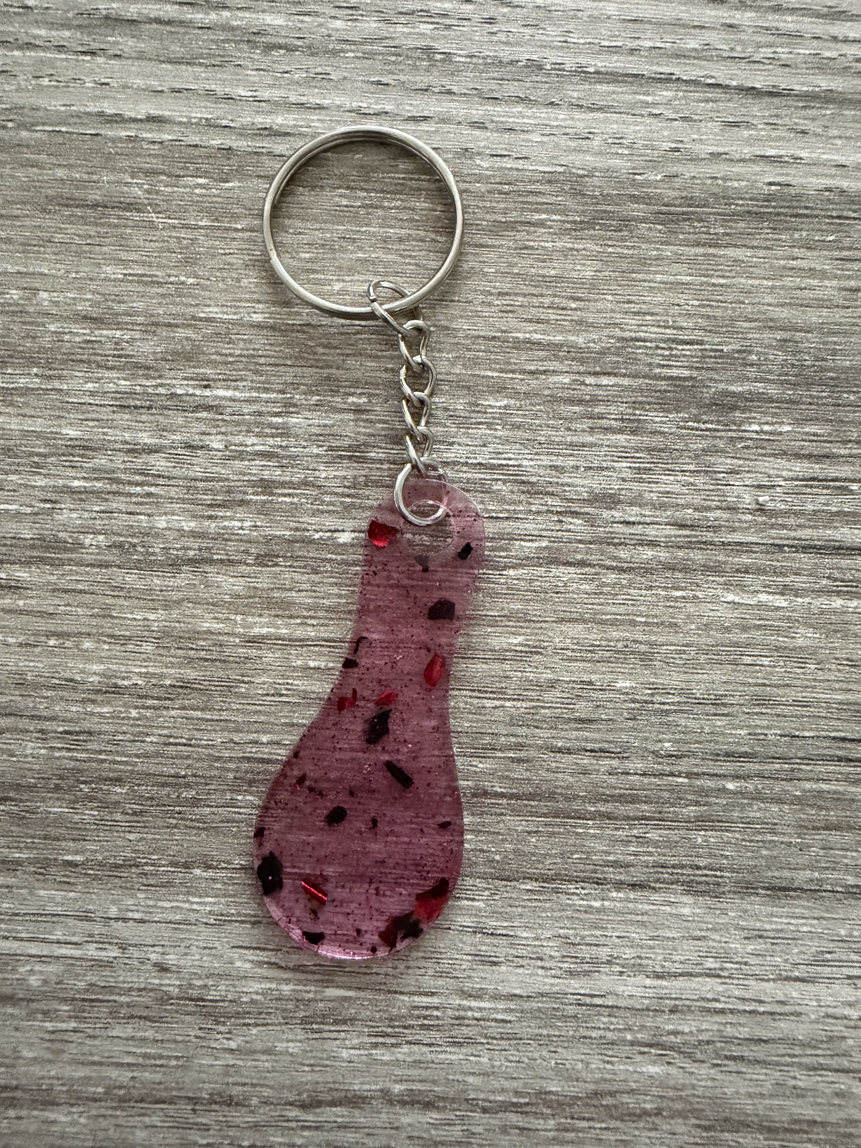 Porte clé jeton rose feuille noir et rouge