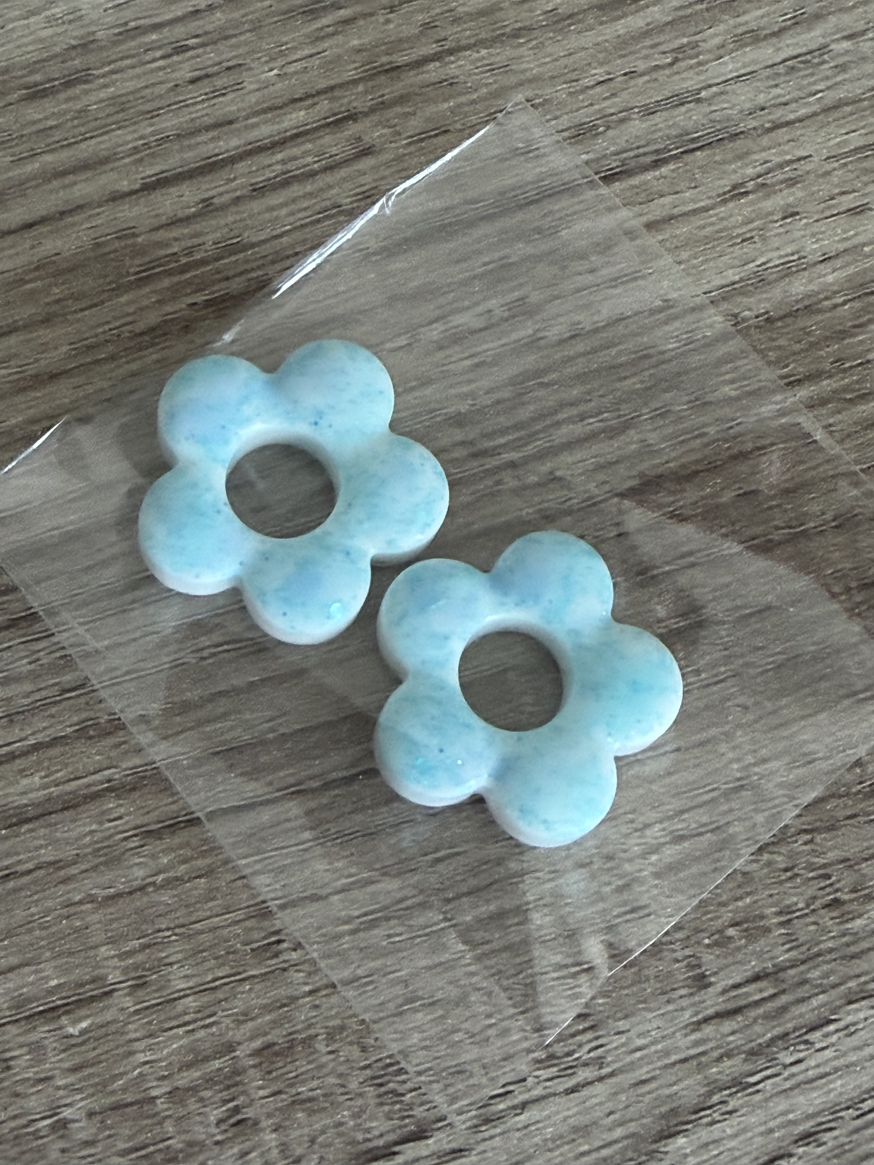 Pampilles fleur bulle blanche avec paillettes fines bleues