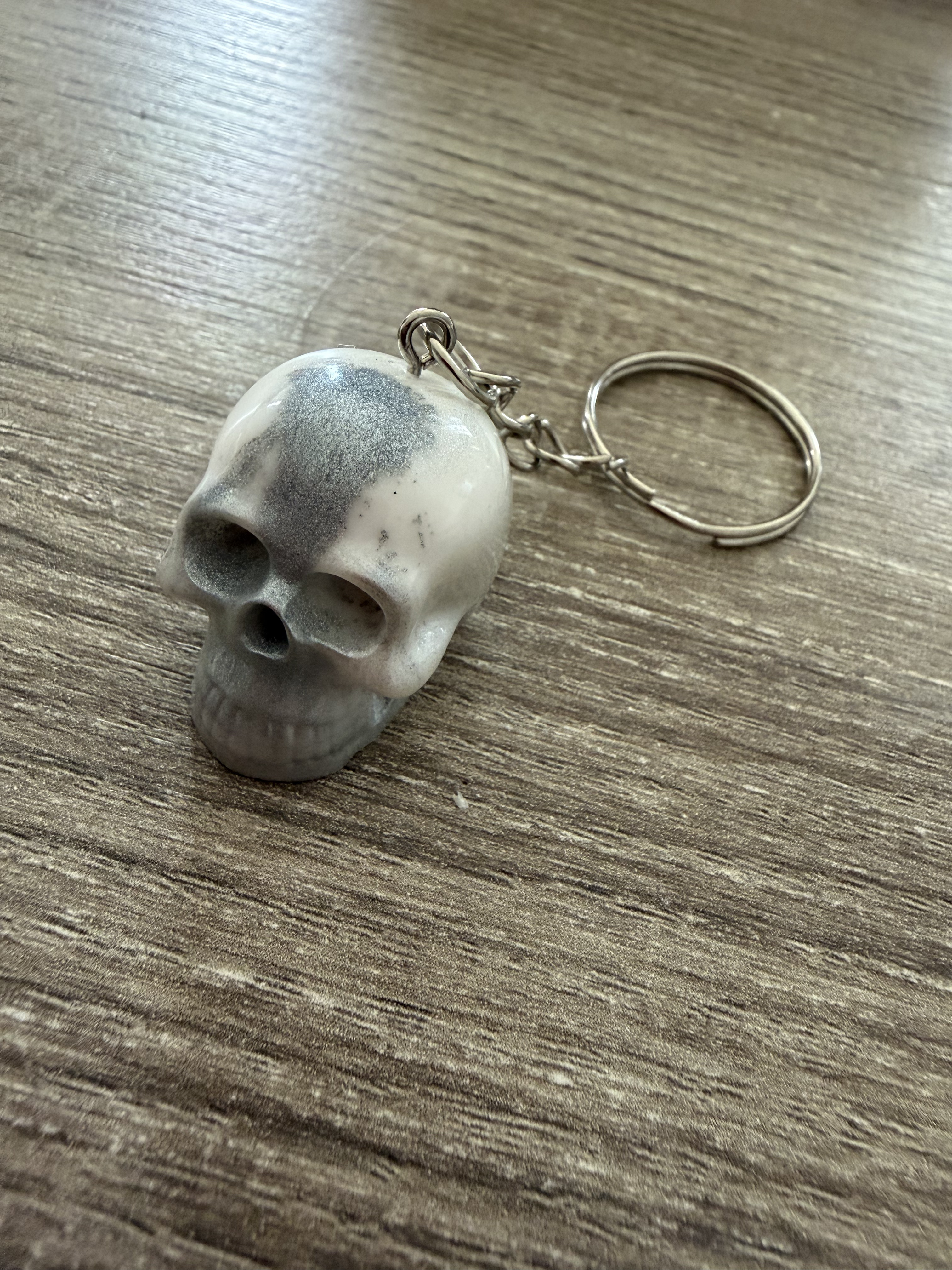 Porte clé tête de mort blanc et argent