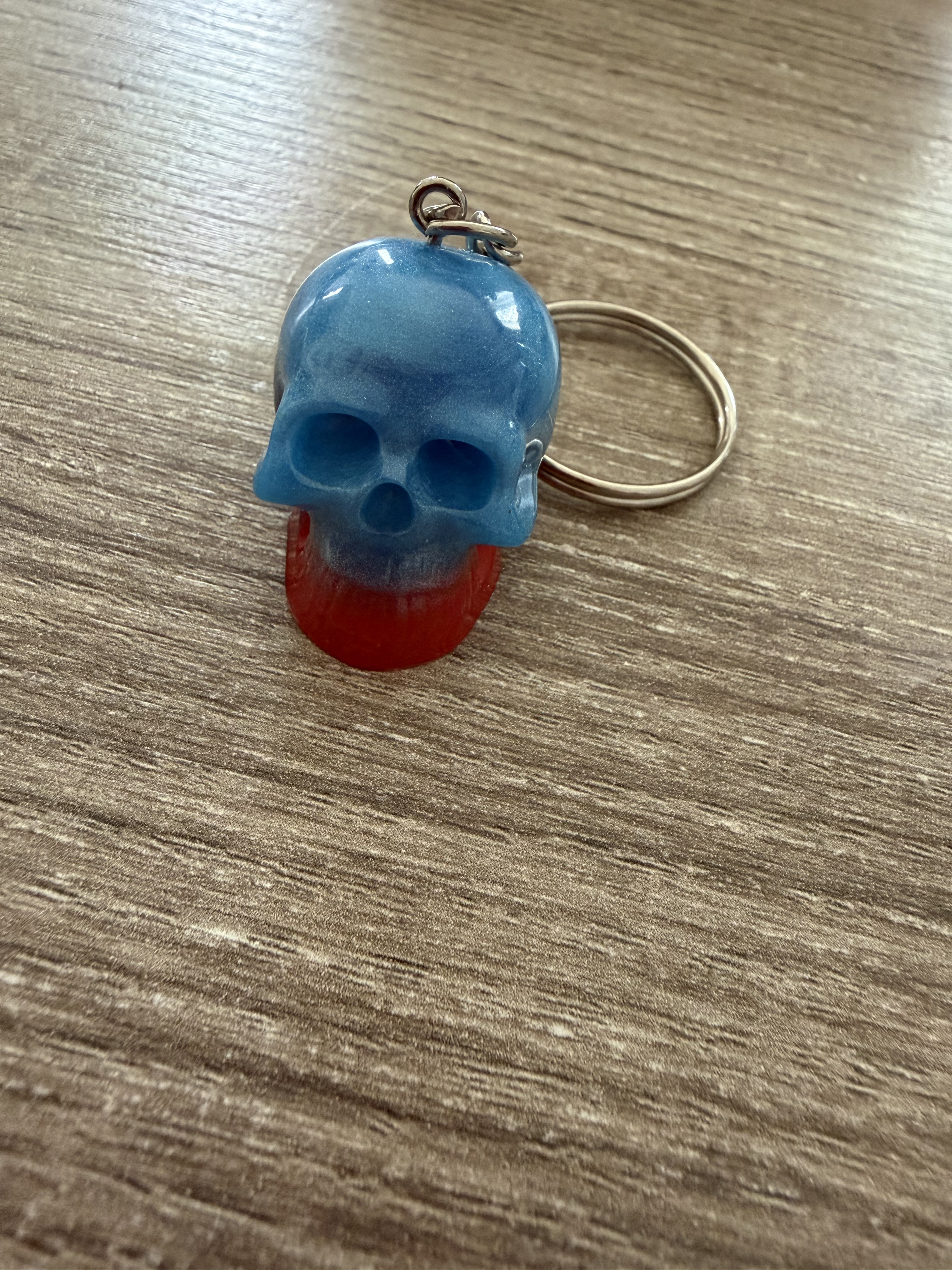 Porte clé tête de mort bleu et rouge