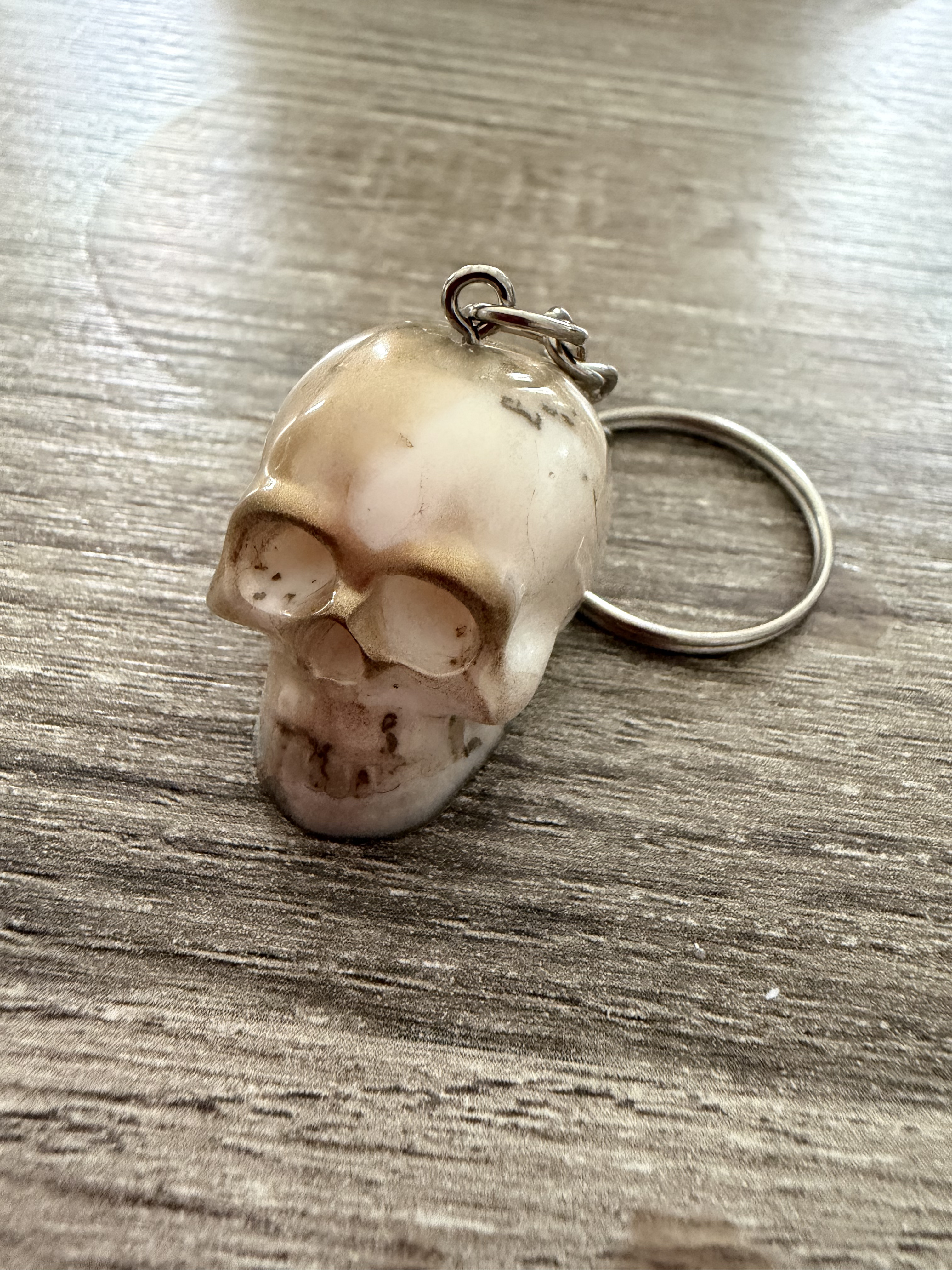 Porte clé tête de mort blanc et or