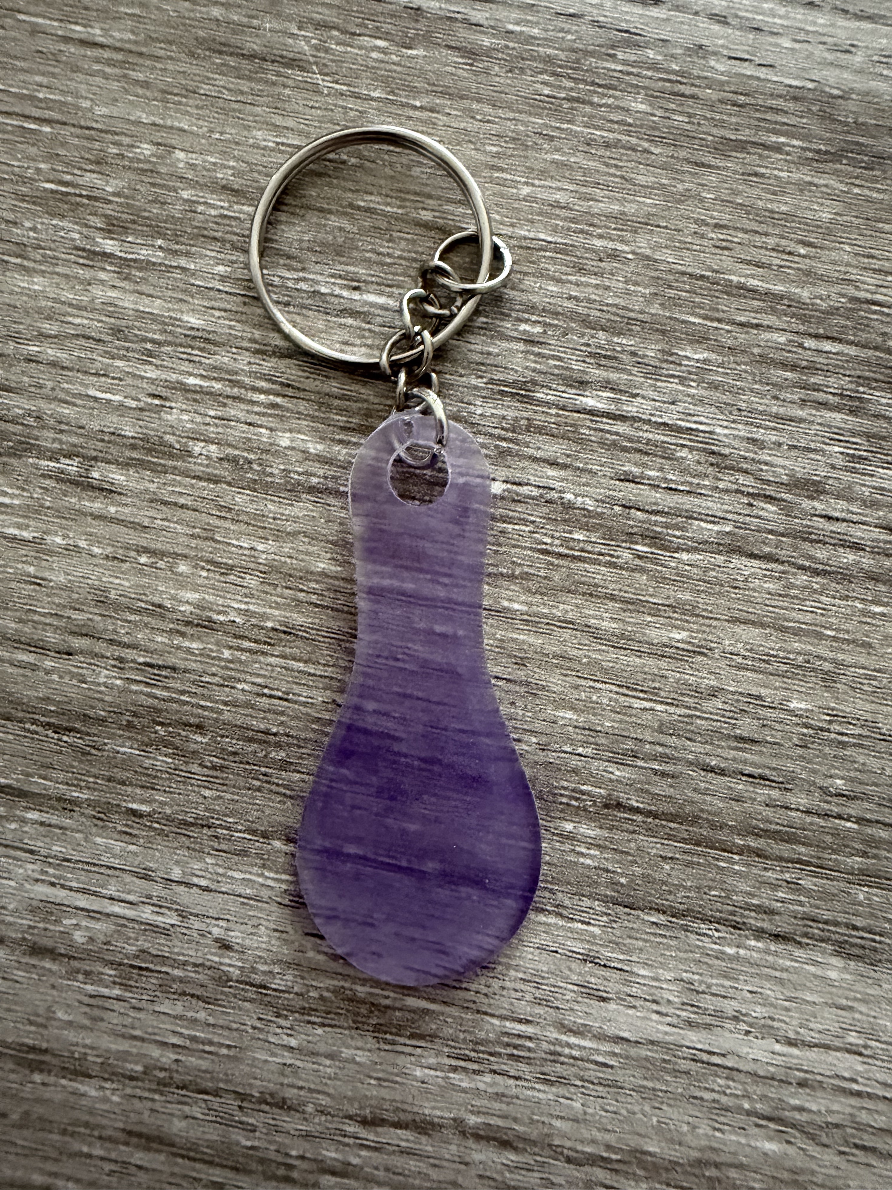 Porte clé jeton violet translucide