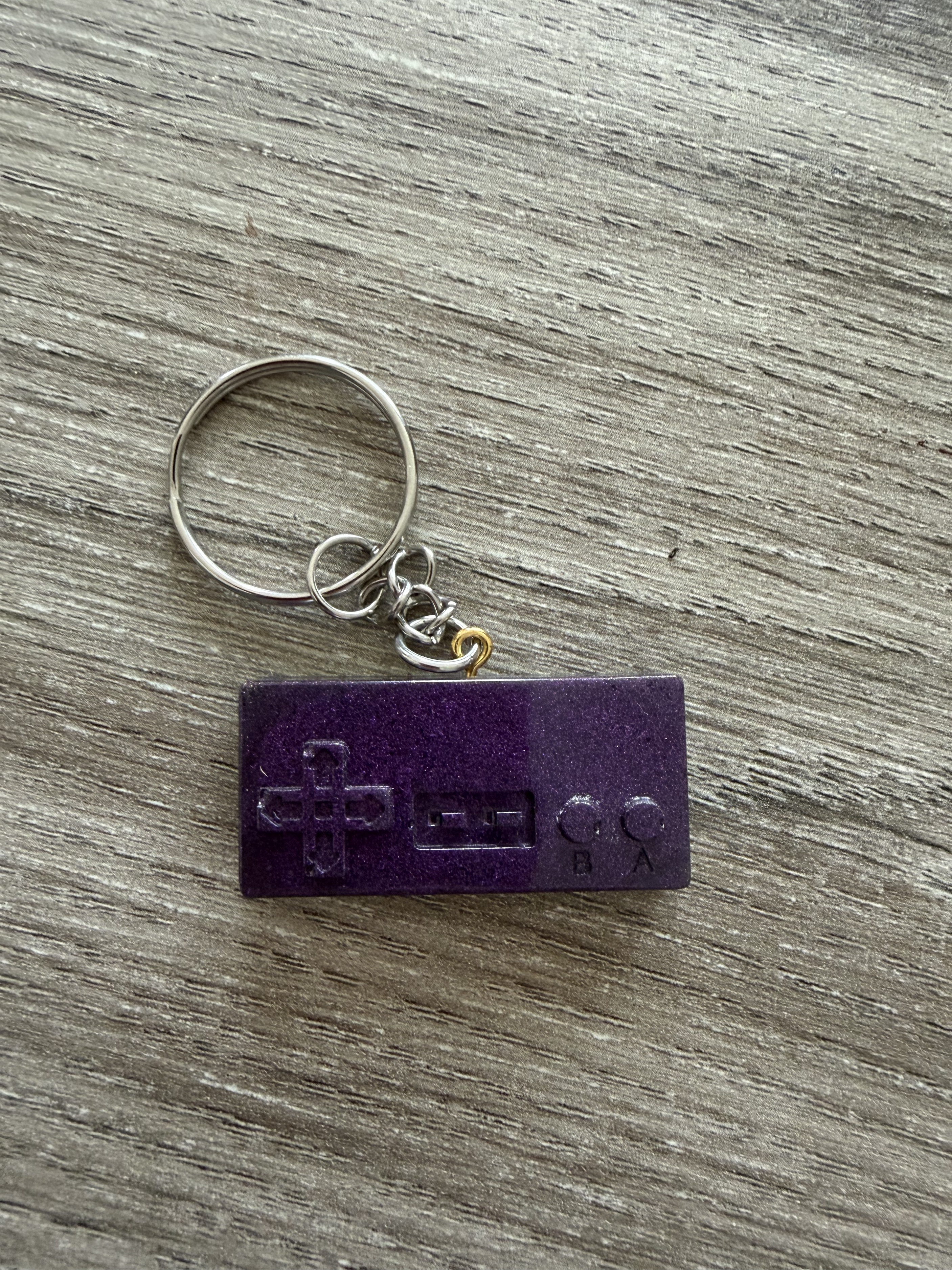 Porte clé manette 4 violet metallisé