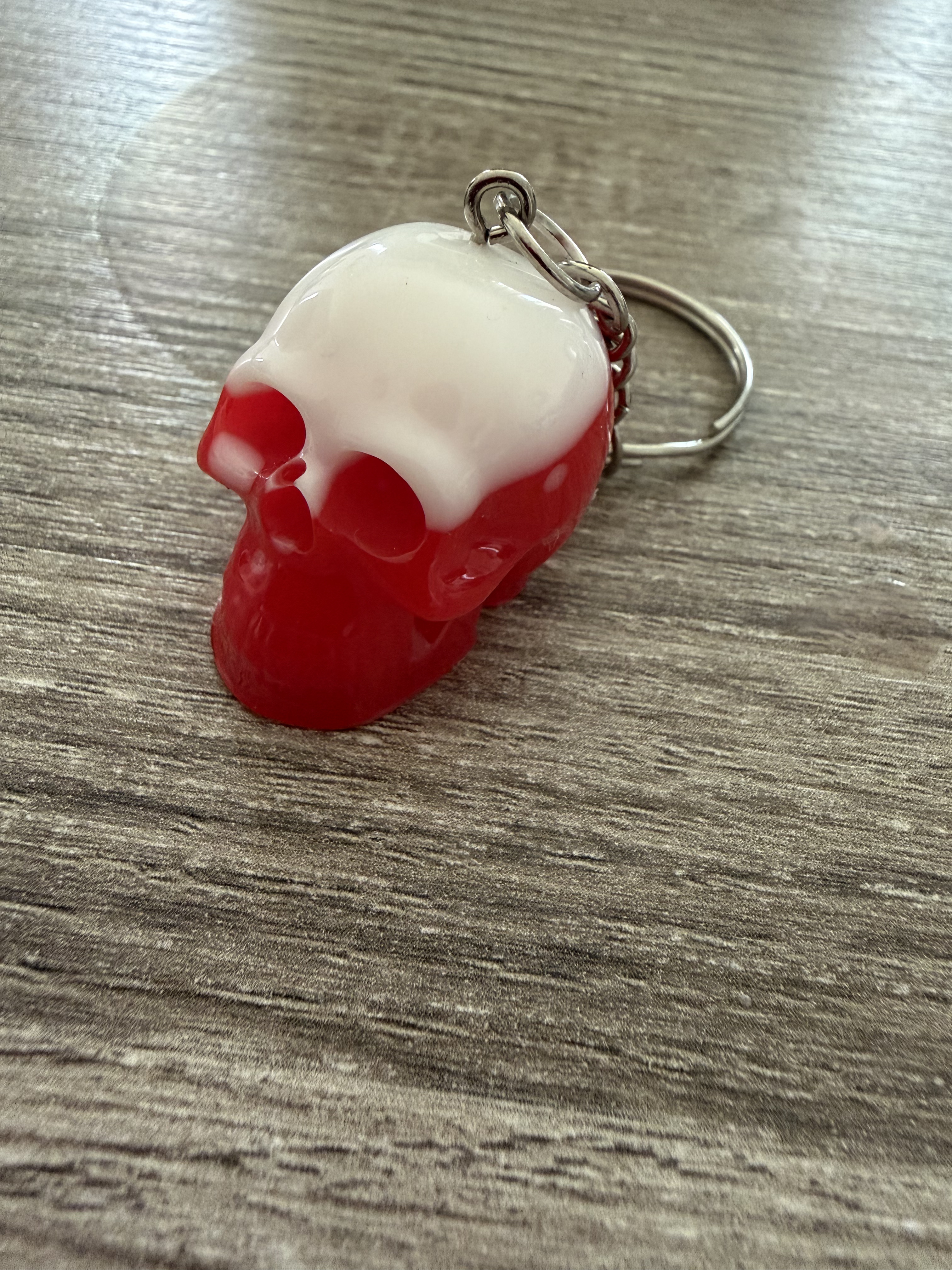 Porte clé tête de mort rouge et blanc