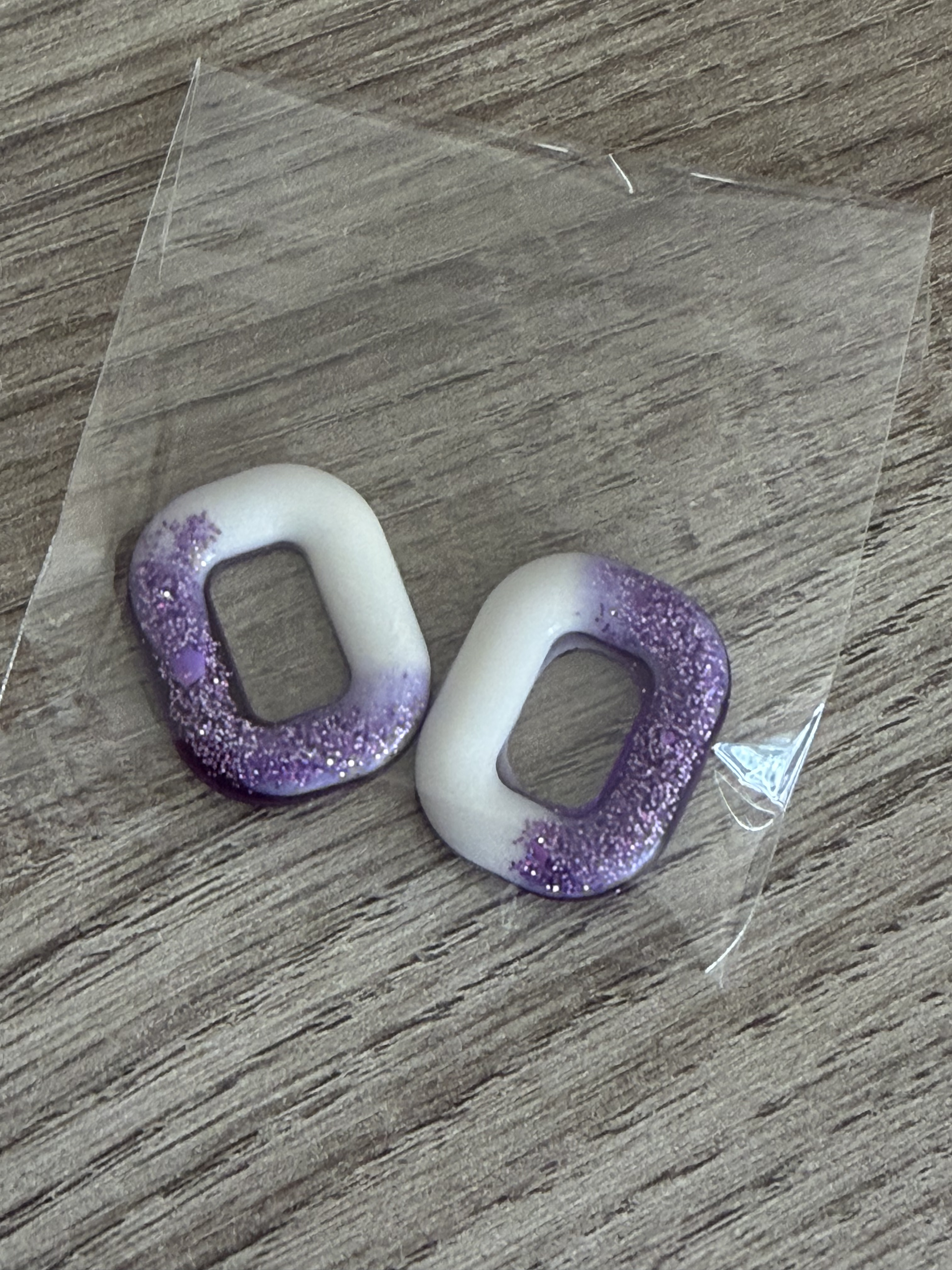 Pampilles rectangle blanc et violet avec paillettes fines